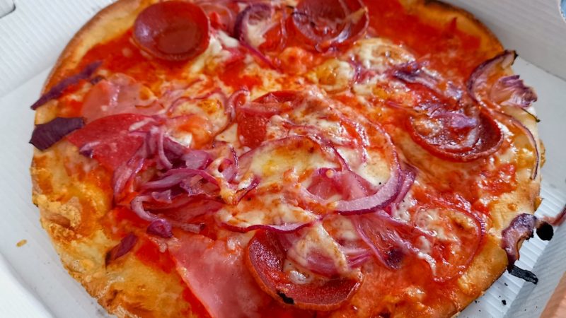 Pizza von Pizza Niro: Mit Schinken, Salami, und extra Sucuk, Zwiebeln, Gauda und Knoblauch