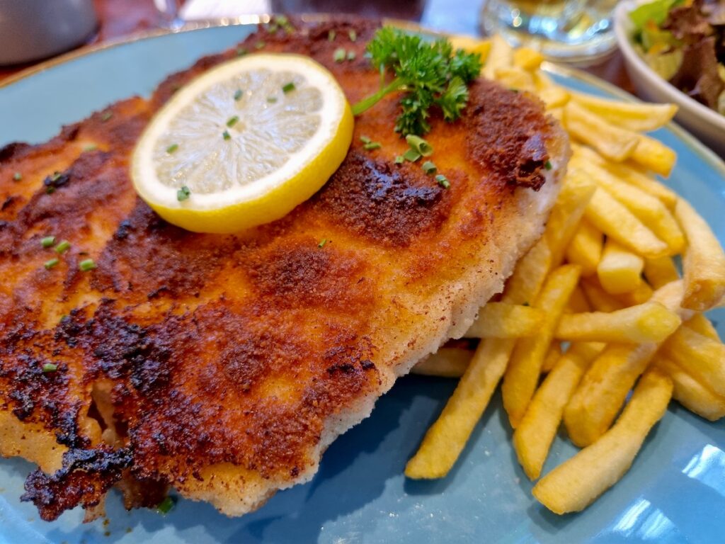 Schnitzel Stuttgart Cordon bleu mit Pommes im Restaurant und