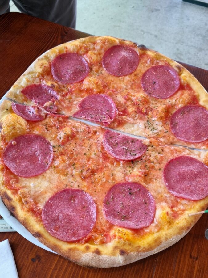 Pizza Salami im Biergarten Linde Oberaichen