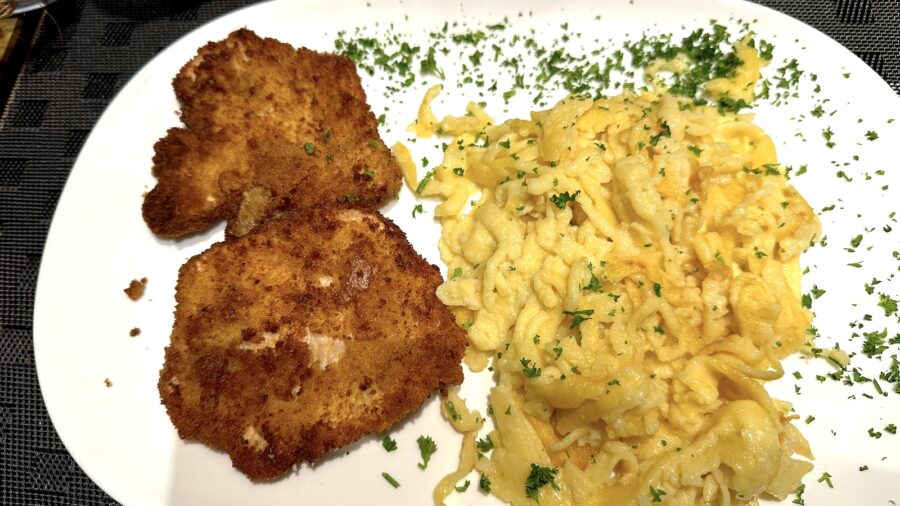 Schnitzel mit Spätzle in der Waldstube Neues Schützenhaus Stuttgart-Botnang