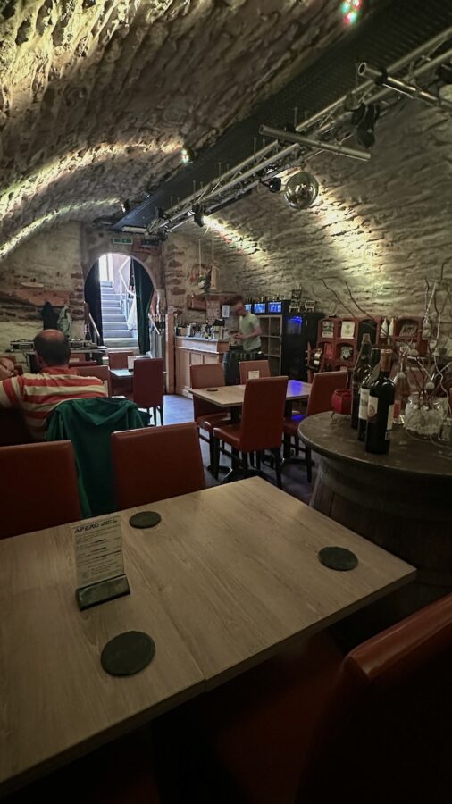 Ein Blick von hinten durch das APERO in Richtung Bar/Eingang