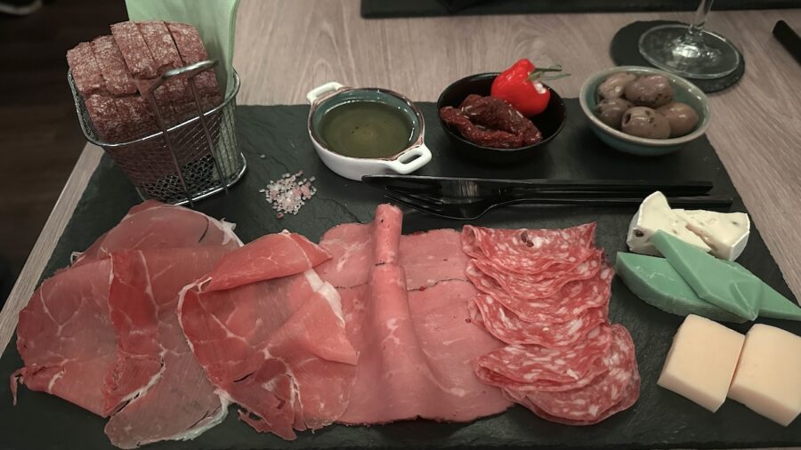 Tapas Misto: Serano-Schinken, Pastrami, Italienische Salami, drei Käse, Brot, Olivenöl und Tapas (14,90 EUR)