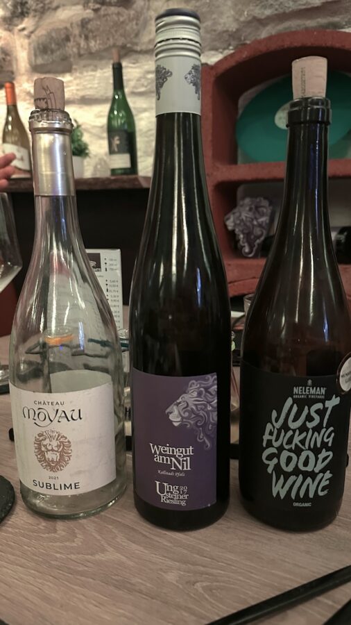 Die Flasche der verkosteten Weißweine habe ich mir kurz geben lassen